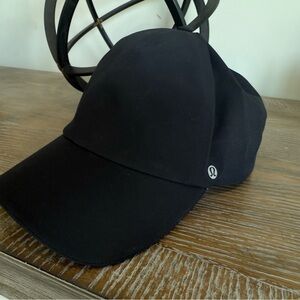 lululemon athletica Classic Black Hat
Never worn
